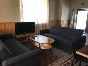 Sala de estar con 2 sofás y mesa de centro en Võsu Pagariäri, en Võsu