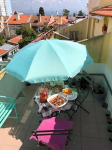 リスボンにあるCoração de Lisboaの傘をさしたテーブル