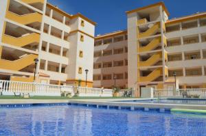 uma vista para dois edifícios de apartamentos e uma piscina em Ribera Beach 3 - 1009 em Mar de Cristal