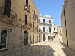 an empty street in an alley with buildings at La Cattedrale in Ruvo di Puglia