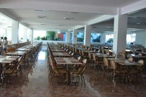 una fila de mesas y sillas en un restaurante en Reserve Caldas Lacqua 5, en Caldas Novas