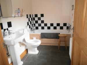 a bathroom with a sink and a toilet and a tub at Lake View in Mellis