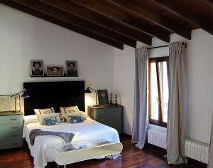 ラ・ヌシアにあるCasa Paradiseのベッドルーム(白いベッド1台、窓付)