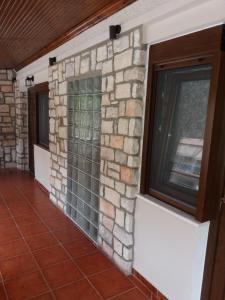 Fidgi في نيا كاليكراتيا: غرفة بجدار حجري ونافذة