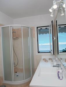 Kupaonica u objektu Kiveri Luxurious Seaside Apartment