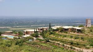 una vista aérea de una casa en una colina en Le Douar Berbere en Ourika