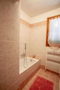 y baño con bañera y ducha. en La casa di Francesca, en Castelnuovo Berardenga