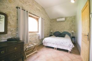 - une chambre avec un lit et une fenêtre dans l'établissement Mas d'Arvieux Cottage, à Tarascon