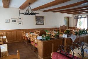 comedor con mesa y sillas en Der Adler en Lauchringen