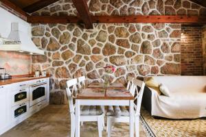 Η κουζίνα ή μικρή κουζίνα στο Stone house BURA +41 φωτογραφίες