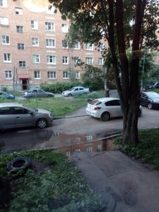 ルイビンスクにあるЛизы Чайкиной 11 Аの建物前の駐車場に駐車した車2台