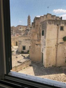 una finestra con vista sulla città di B&B San Rocco a Matera