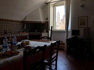 una cucina con tavolo e una finestra in una camera di B&B San Rocco a Matera