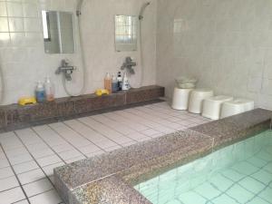 津市的住宿－若草日式旅館，一间带水池和卫生间的浴室