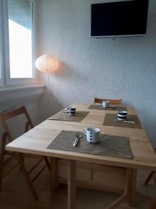 マリッレーヴァにあるAppartamento Honeymoonの木製テーブル(上に2杯)