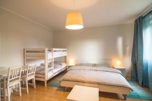 מיטה או מיטות קומותיים בחדר ב-HOP HOUSE Garni Hotel