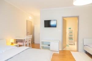 A bed or beds in a room at HOP HOUSE Garni Hotel
