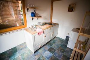 una pequeña cocina con fregadero y ventana en Nature nook, en Bled