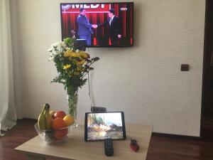 Uma televisão e/ou sistema de entretenimento em Apartment LUX in the center
