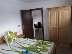 sypialnia z łóżkiem z bananem w obiekcie Appartement Wildkogelblick w mieście Neukirchen am Großvenediger