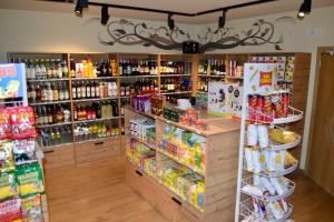 Supermarket nebo jiné obchody v  apartmánu nebo okolí