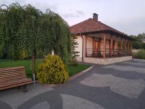 a building with a bench in front of it at Vesyolaya Rochsha in Kamianske