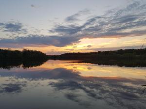 vista para um lago ao pôr-do-sol em Vesyolaya Rochsha em Kamianske