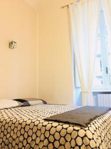 1 Schlafzimmer mit 2 Betten und einem Fenster in der Unterkunft Bed2Go in Turin