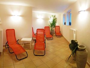 バーベにあるBaabe Gruene Duene Fewo Sommerfrisの赤い椅子とテーブルが備わる待合室