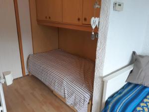 マリッレーヴァにあるAppartamento Honeymoonの小さなベッドルーム(ベッド1台付)