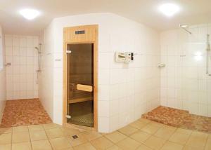バーベにあるBaabe Gruene Duene Fewo Sommerfrisのバスルーム(シャワー、ガラスドア付)