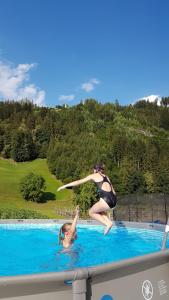 una donna che gioca con un bambino in piscina di Badererhof Christine Wechselberger a Stumm