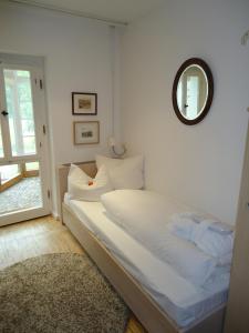 Ein Bett oder Betten in einem Zimmer der Unterkunft Seehotel Am Neuklostersee