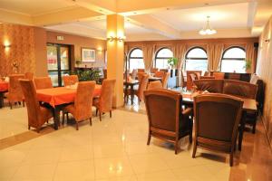 jadalnia ze stołami i krzesłami w restauracji w obiekcie Hotel Vis a Vis Łańcut w Łańcucie