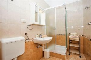 Koupelna v ubytování Apartments Macolic + 34 fotografií