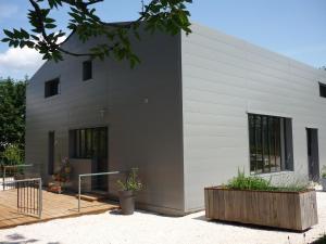 un edificio bianco con finestre sul lato di Workshop with shared pool for 2-6 in Semur en Auxois, Burgundy a Semur-en-Auxois