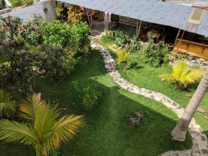 una vista aérea de un jardín con una pasarela en Hotel Paraíso, en San Pedro La Laguna