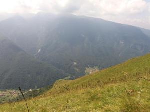 vistas a una montaña desde una colina con césped en Rifugio Di Pace en Folgaria