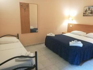 una camera d'albergo con due letti e uno specchio di Palma Residence a Roma