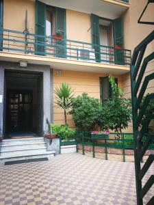 un edificio con porta e balcone di Palma Residence a Roma