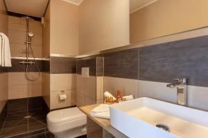 ein Badezimmer mit einer Badewanne, einem WC und einem Waschbecken in der Unterkunft Hotel Beau Rivage in Zermatt