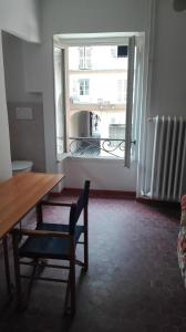 d'une salle à manger avec une table et une fenêtre. dans l'établissement LAGRANGE GALLERIA D'ARTE, à Turin