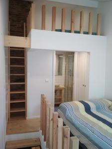 ein Schlafzimmer mit einem Etagenbett und einer Treppe in der Unterkunft Cassiopeia Duplex in Setúbal