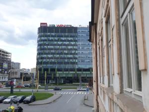 uma vista para um grande edifício de vidro com um parque de estacionamento em Apartment Corona em Košice
