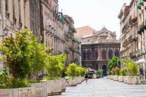 een lege straat in een stad met gebouwen bij Homes4Holidays - Teatro Massimo in Catania