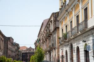 una fila de edificios en una calle de la ciudad en Homes4Holidays - Teatro Massimo en Catania