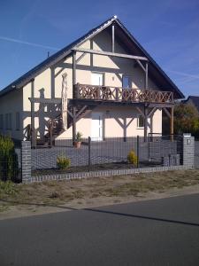 Großes weißes Haus mit Balkon in der Unterkunft Spreewaldapartments in Lübben