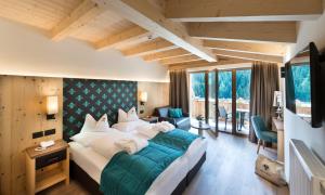 Postel nebo postele na pokoji v ubytování Wellness Hotel Gran Risa***S
