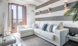 Ein Sitzbereich in der Unterkunft Circus House, TarracoHomes