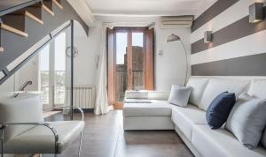 Ein Sitzbereich in der Unterkunft Circus House, TarracoHomes